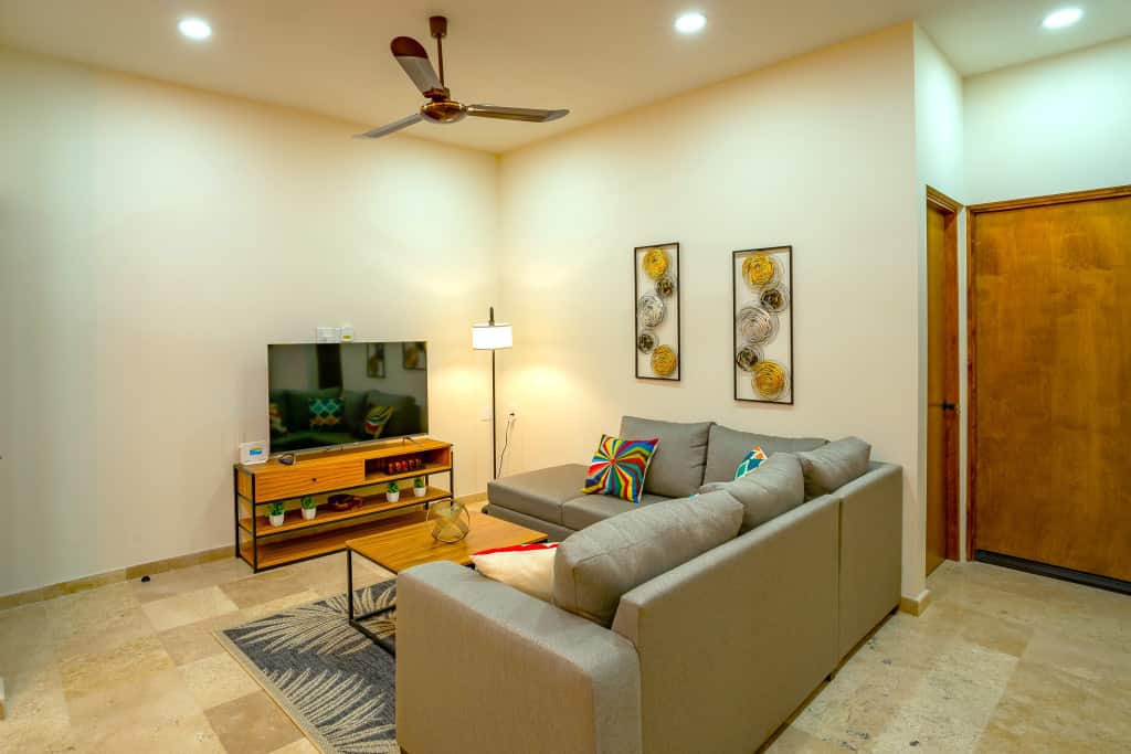 Beautiful 2BR/1Ba downtown Condo with pool 2