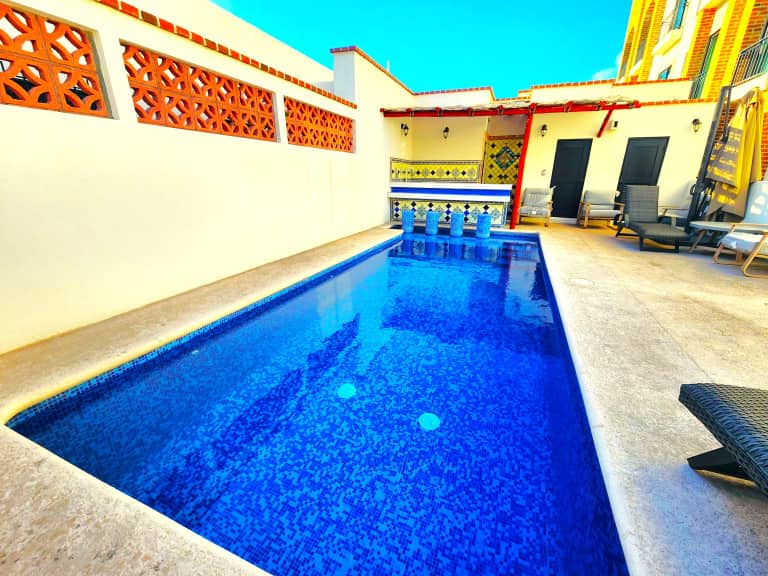 Beautiful 2BR/1Ba downtown Condo with pool